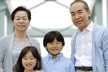 子供と高齢者の画像
